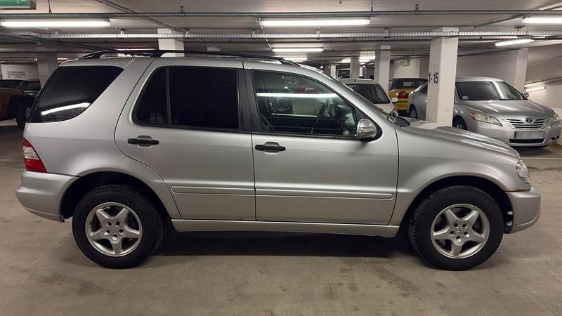 Gebraucht Mercedes ML270 163 PS (119 kW) 2002 Silber SUV