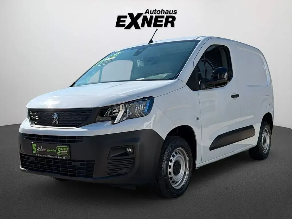 Gebraucht Peugeot Partner Premium 102 PS (75 kW) 2023 Kaolin weiß Van / Kleinbus