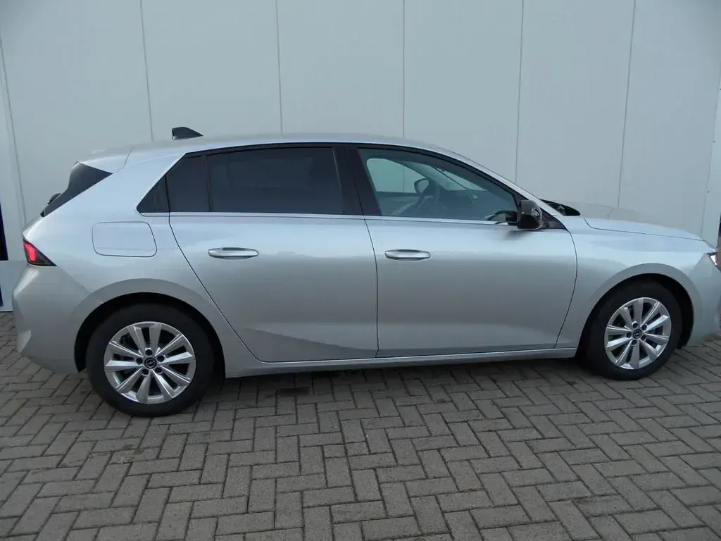 Gebraucht Opel Astra Elegance 131 PS (96 kW) 2023 Kristallsilber Kleinwagen