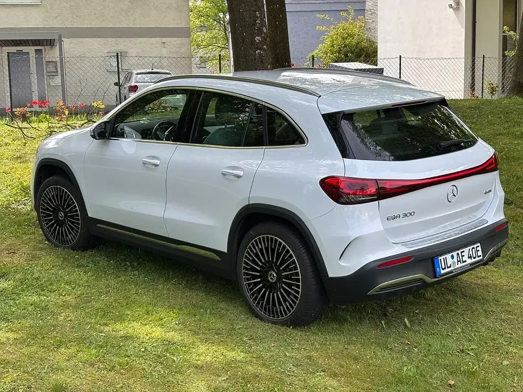 Gebraucht Mercedes EQA300 167 kW (228 PS) 2023 Weiß SUV