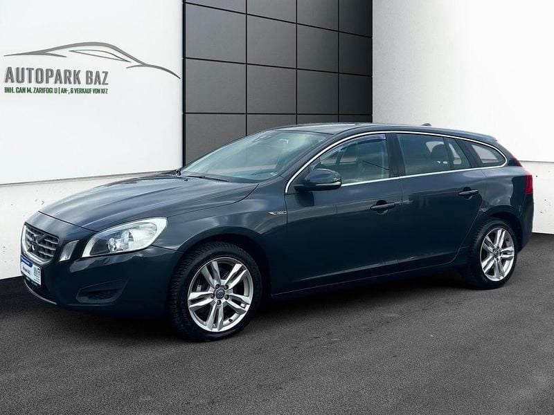 Grau Gebraucht 2012 Volvo V60 Momentum Kombi | 10.400 € - Bild 1/4