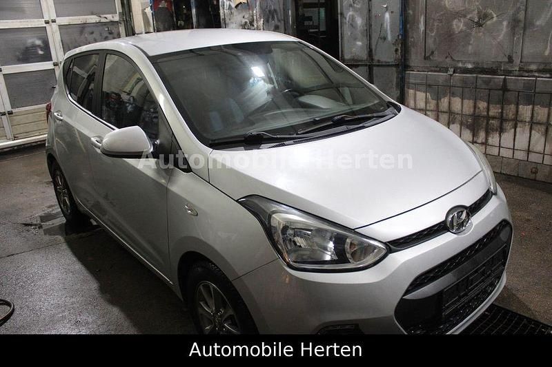 Gebraucht Hyundai i10 Edition 67 PS (49 kW) 2015 Silber Kleinwagen