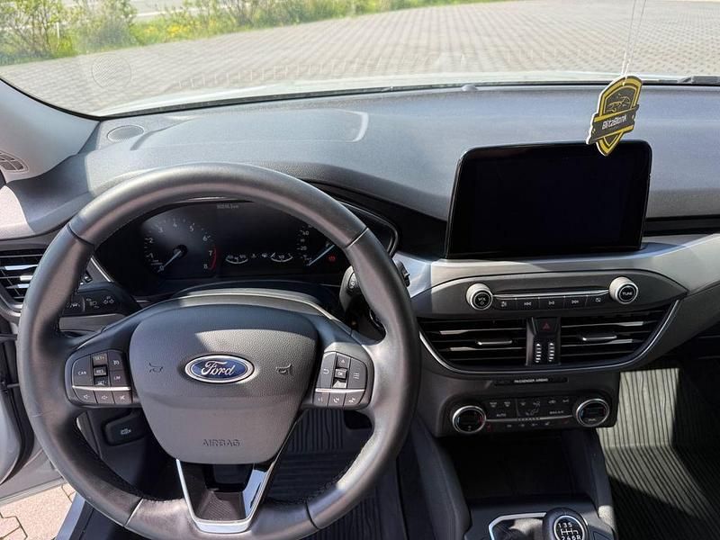 Gebraucht Ford Focus Titanium 125 PS (91 kW) 2021 Silber Limousine