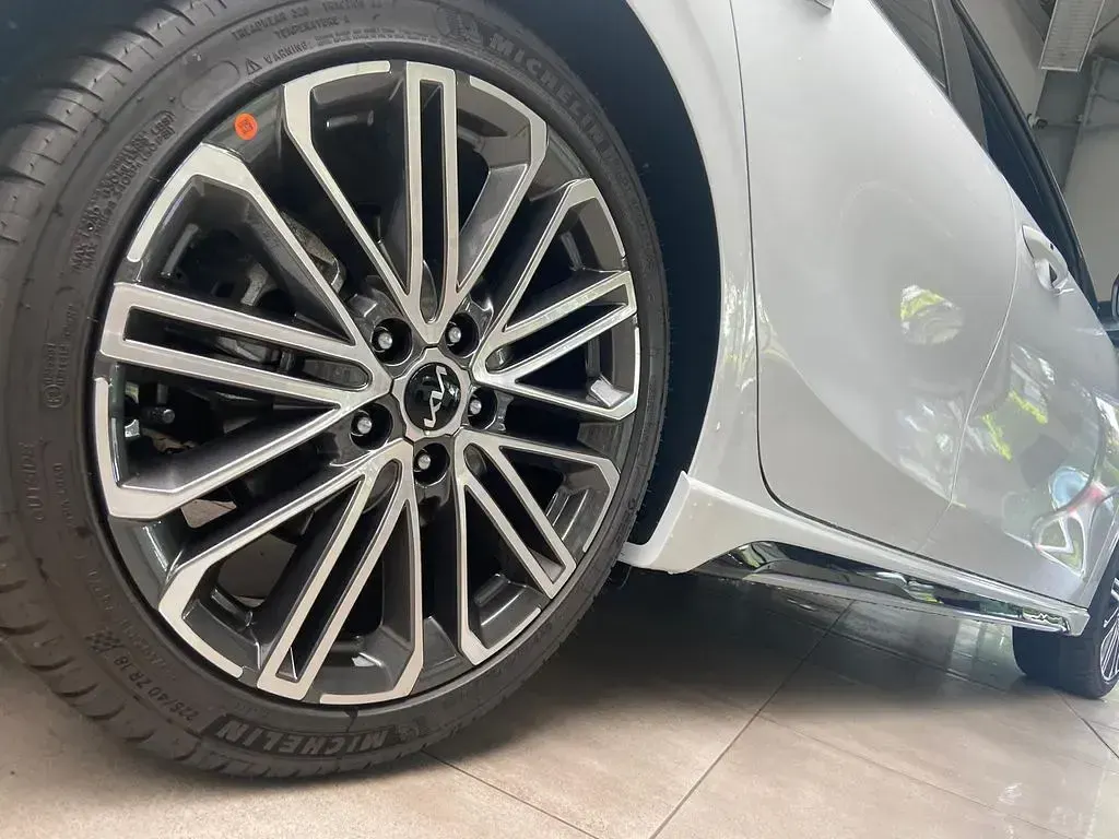 Neu Kia Ceed GT GT-Line 140 PS (102 kW) 2026 Casa white Limousine