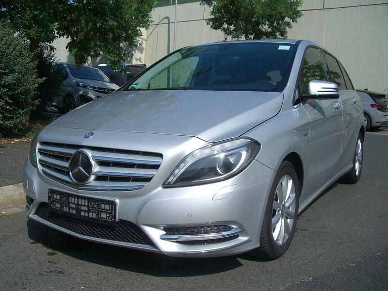 Silber Gebraucht 2012 Mercedes B180 Van / Kleinbus | 10.750 € (Fairer Preis) - Bild 1/4