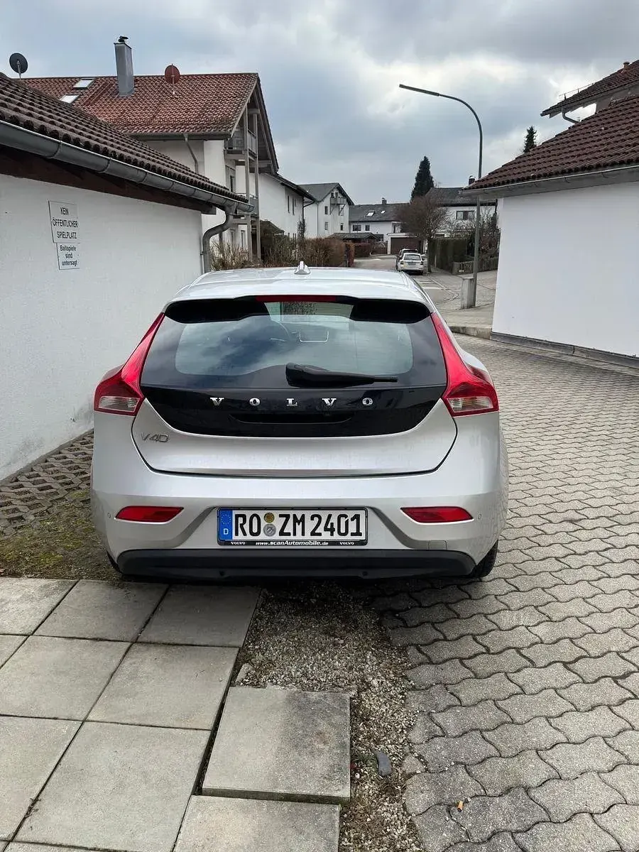 Gebraucht Volvo V40 122 PS (89 kW) 2016 Silber Limousine