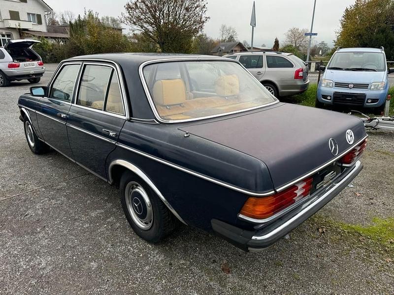 Gebraucht Mercedes 230 132 PS (97 kW) 1981 Blau Limousine