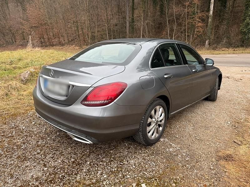 Grau Gebraucht 2018 Mercedes C200 Limousine | 18.900 € - Bild 1/4