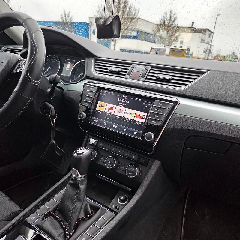 Gebraucht Skoda Superb 150 PS (110 kW) 2017 Weiß Kombi