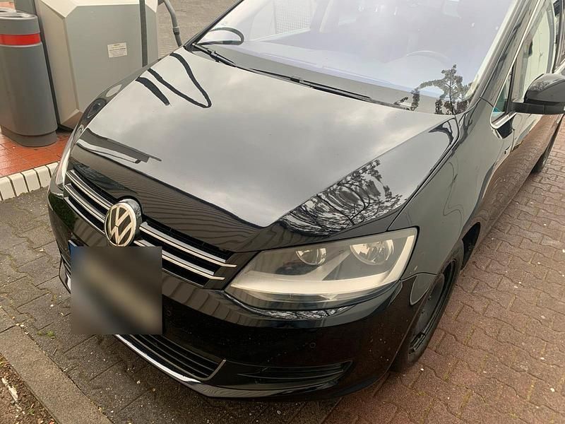 Second-hand VW Sharan 170 CP (125 kW) 2012 Negru Monovolum