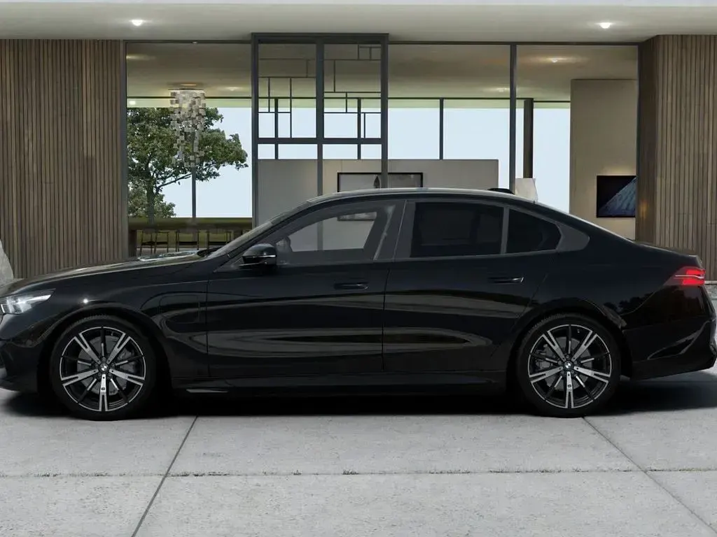 Gebraucht BMW 530e M Sport 299 PS (219 kW) 2025 Black sapphire (schwarz) Limousine