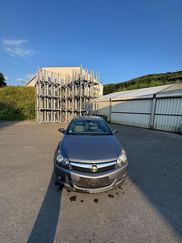 Silber Gebraucht 2007 Opel Astra GTC Coupé | 2.850 € - Bild 1/4