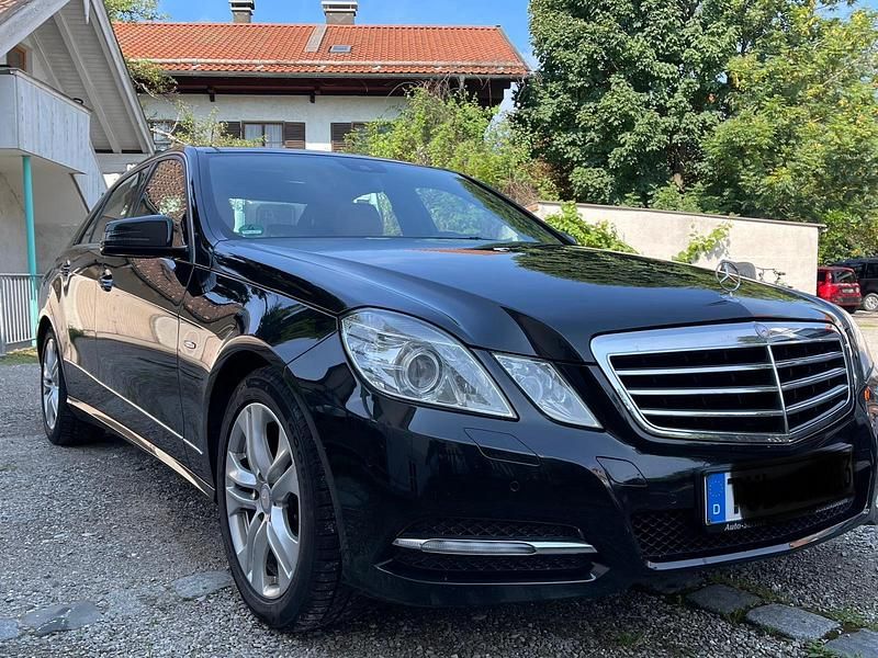 Schwarz Gebraucht 2011 Mercedes E250 Avantgarde Limousine | 14.700 € (Fairer Preis) - Bild 1/4