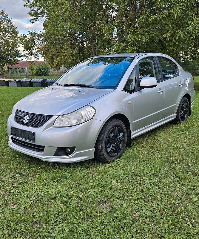 Silber Gebraucht 2011 Suzuki SX4 Limousine | 3.500 € (Fairer Preis) - Bild 1/4