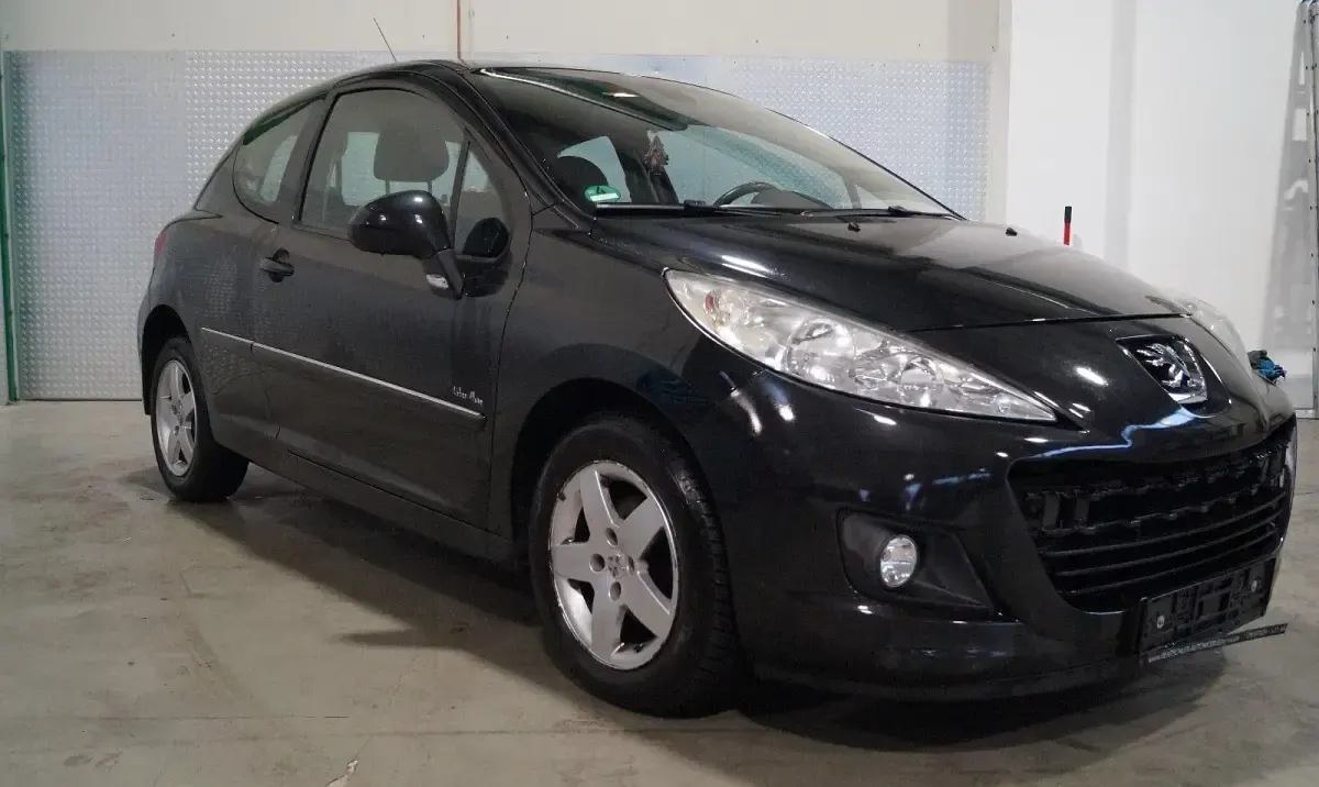 Gebraucht Peugeot 207 Tendance 73 PS (53 kW) 2011 Schwarz Limousine