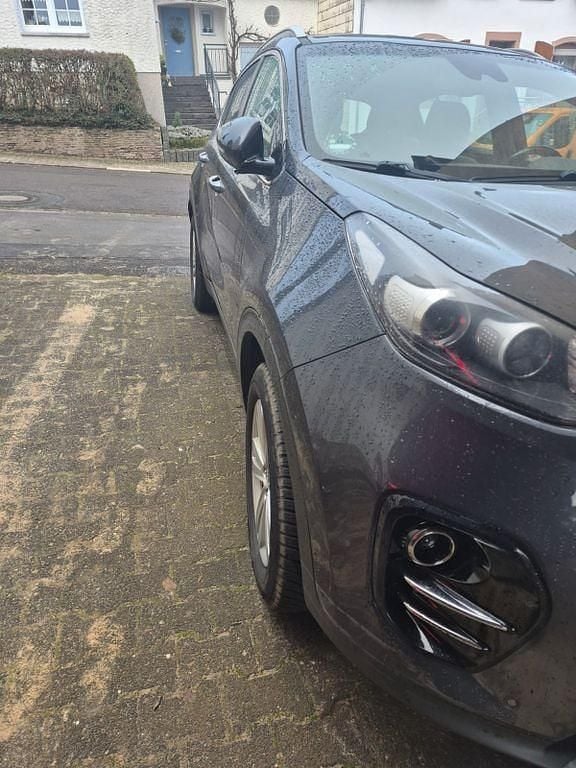 Grau Gebraucht 2018 Kia Sportage DREAM-TEAM Edition SUV | 9.000 € (Superpreis) - Bild 1/4