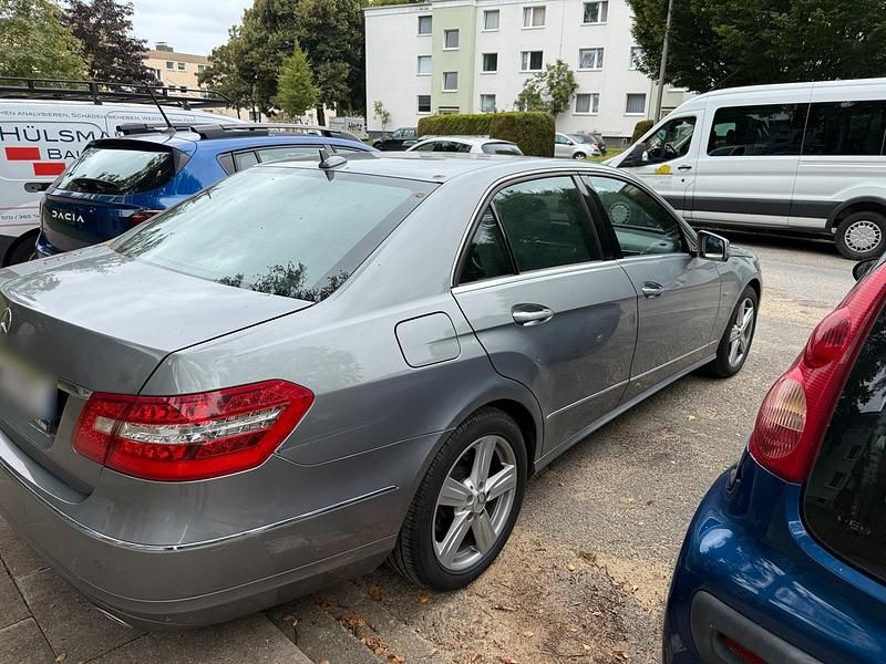 Grau Gebraucht 2010 Mercedes E300 Limousine | 10.000 € (Fairer Preis) - Bild 1/4
