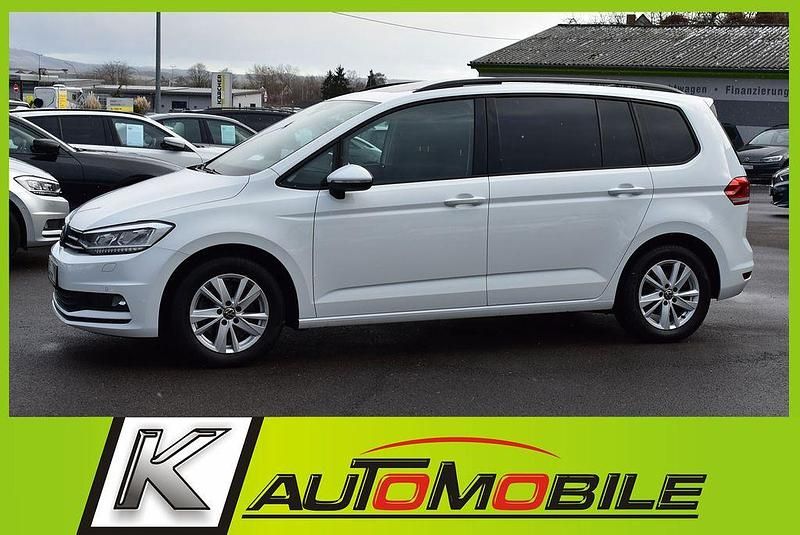 Gebraucht VW Touran 150 PS (110 kW) 2023 Weiß Van / Kleinbus