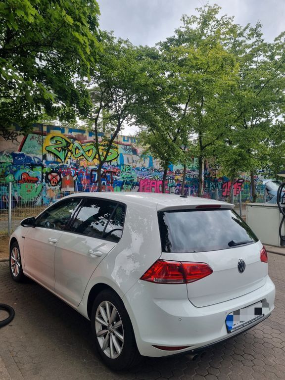 Weiß Gebraucht 2015 VW Golf VII LOUNGE Limousine | 9.300 € (Guter Preis) - Bild 1/4