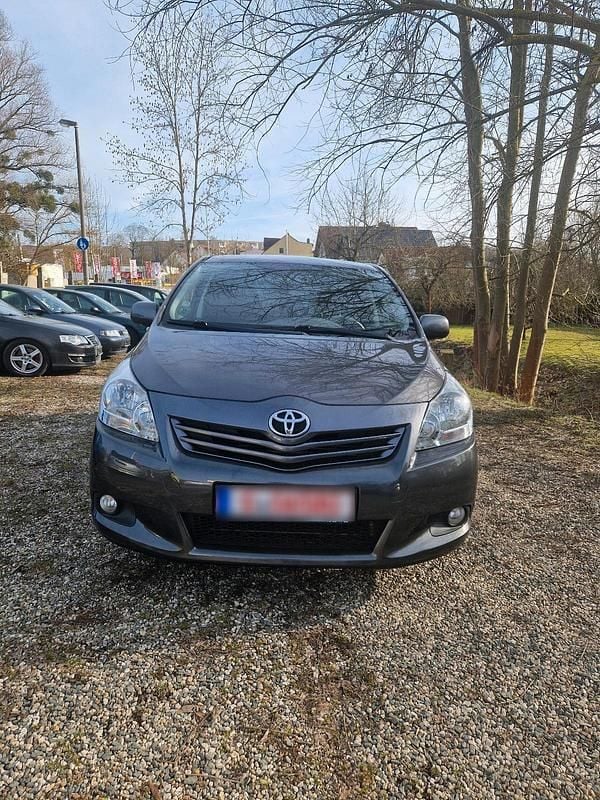 Gebraucht Toyota Verso 177 PS (130 kW) 2011 Braun Van / Kleinbus