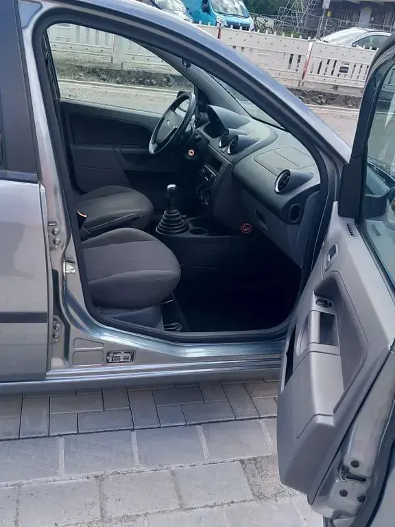 Używany Ford Fiesta Ambiente 101 KM (74 kW) 2002 Szary Hatchback