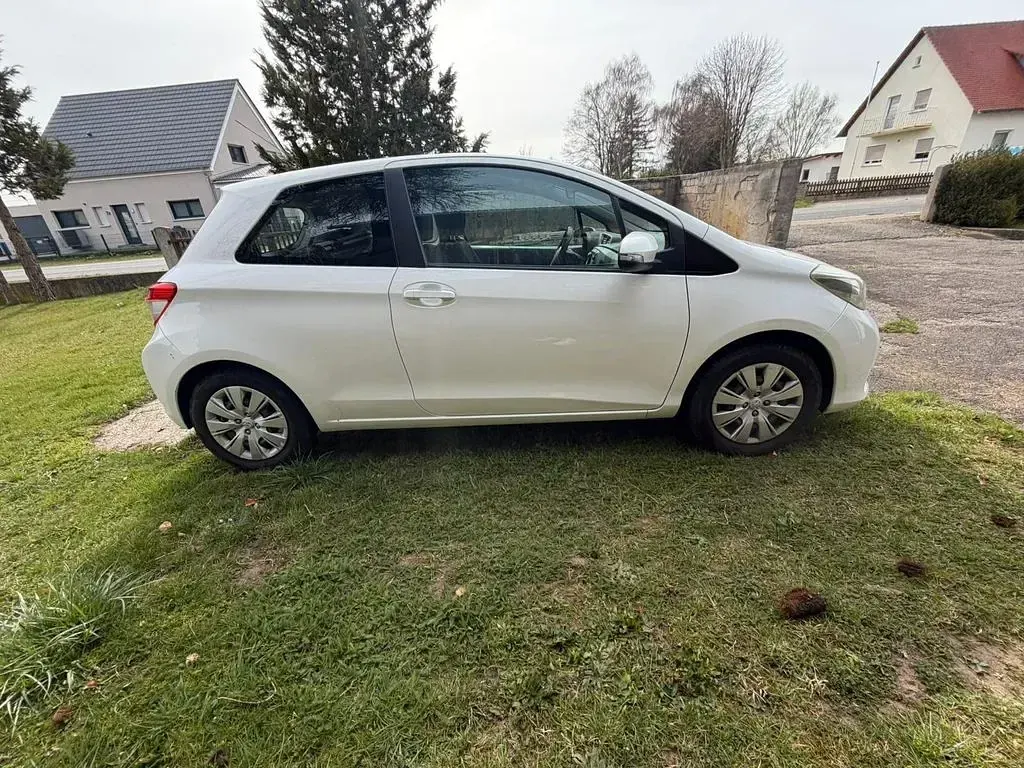 Gebraucht Toyota Yaris 69 PS (50 kW) 2013 Weiß Kleinwagen