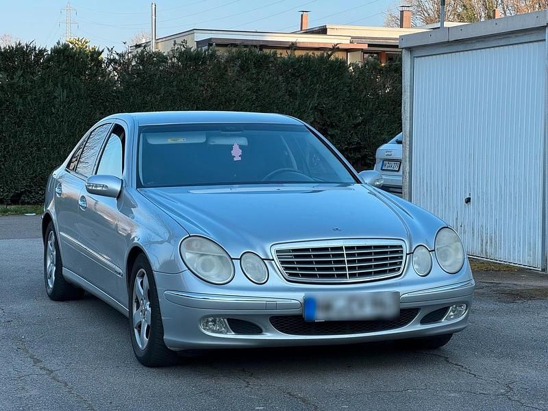 Gebraucht Mercedes E220 150 PS (110 kW) 2003 Silber Limousine