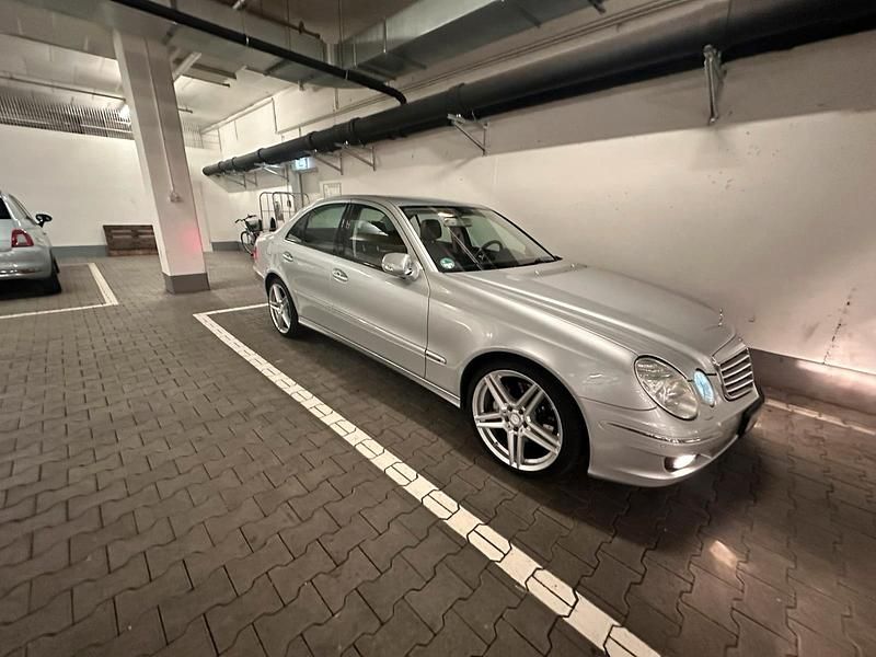 Silber Gebraucht 2007 Mercedes E350 Sport Limousine | 9.050 € (Etwas zu teuer) - Bild 1/4