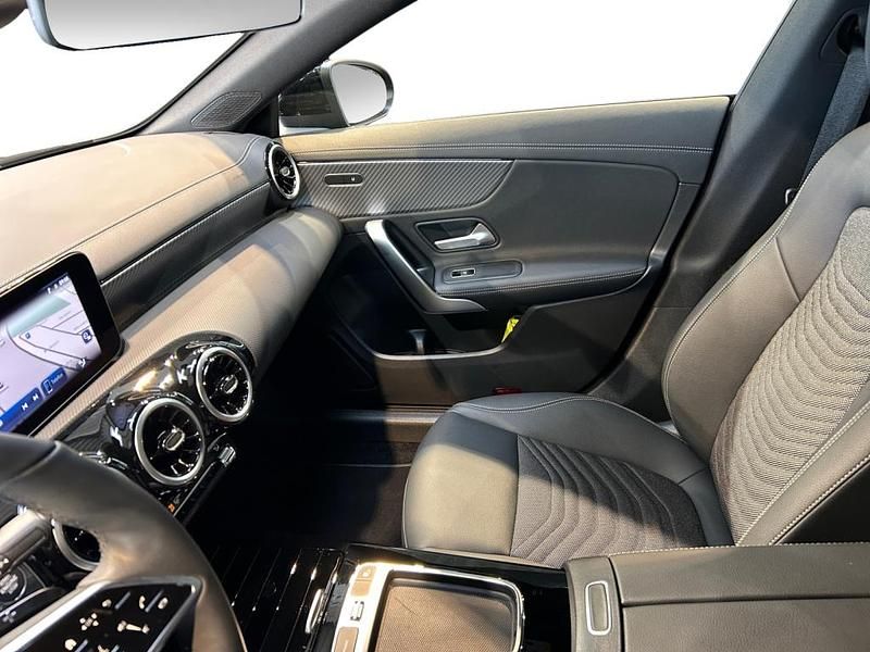 Gebraucht Mercedes CLA180 Progressive 136 PS (100 kW) 2024 Metalliclack kosmosschwarz Limousine