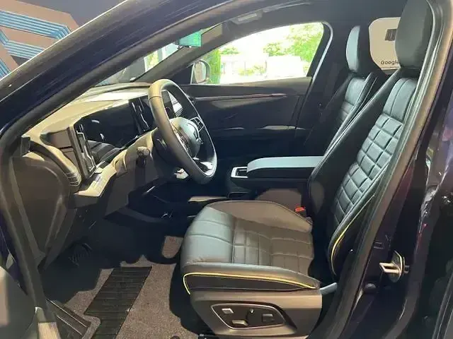 Używany Renault Megane E-Tech Iconic 161 kW (220 KM) 2024 Niebieski Sedan/Limuzyna