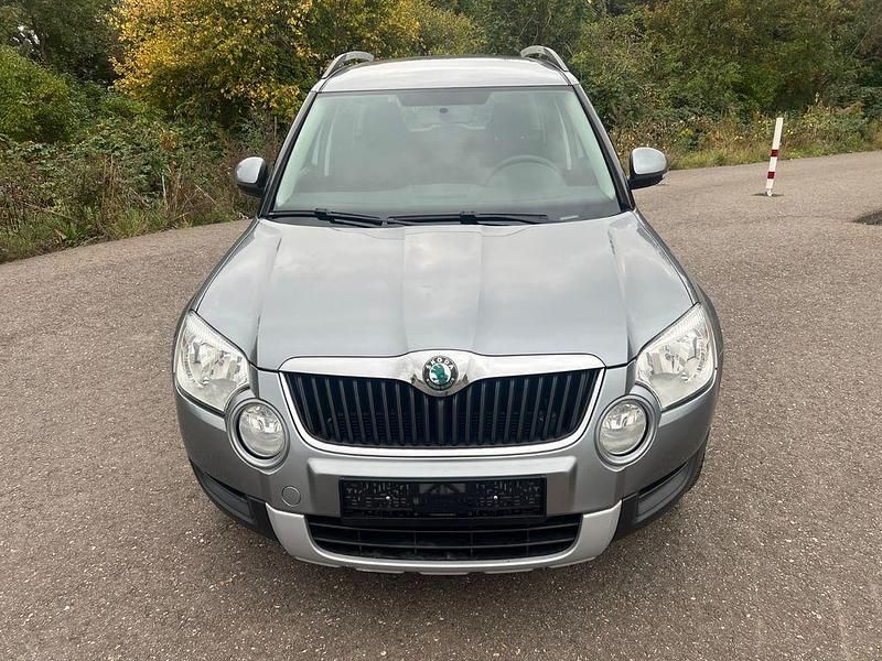 Grau Gebraucht 2012 Skoda Yeti SUV | 6.700 € (Guter Preis) - Bild 1/4