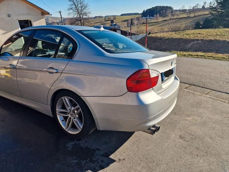 Gebraucht BMW 330 Basis 272 PS (200 kW) 2007 Silber Limousine