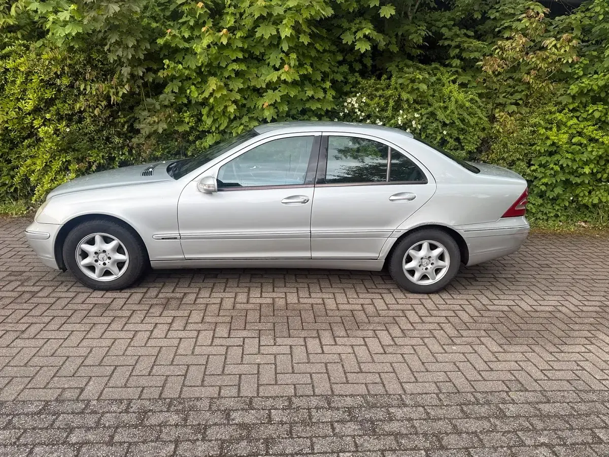 Second-hand Mercedes C220 143 CP (105 kW) 2001 Argintiu Berlinǎ