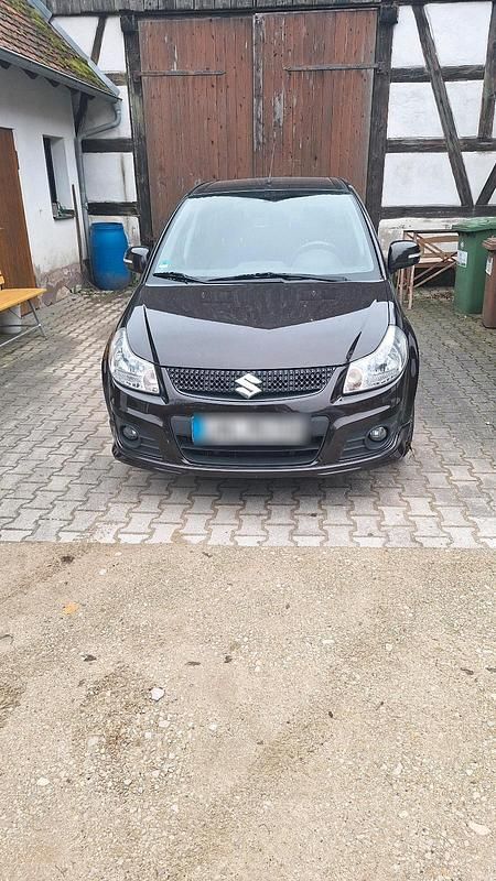 Braun Gebraucht 2013 Suzuki SX4 Limousine | 6.700 € (Fairer Preis) - Bild 1/4