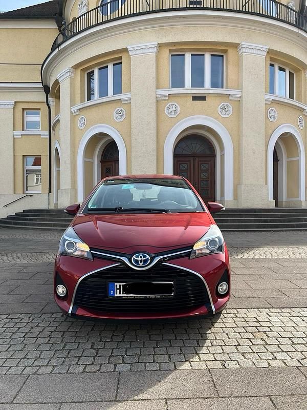 Rot Gebraucht 2015 Toyota Yaris Hybrid Kleinwagen | 9.500 € (Guter Preis) - Bild 1/4