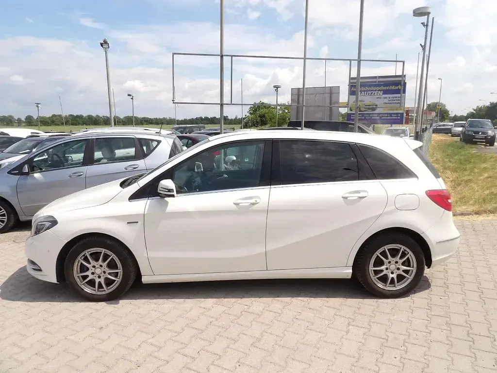 Gebraucht Mercedes B200 156 PS (114 kW) 2012 Calcitweiss  unilack Kleinwagen