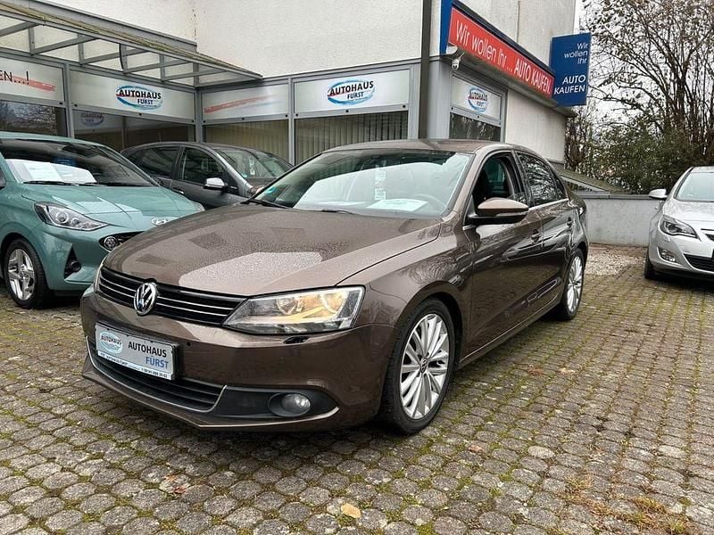 Braun Gebraucht 2012 VW Jetta Highline Limousine | 6.950 € (Fairer Preis) - Bild 1/4