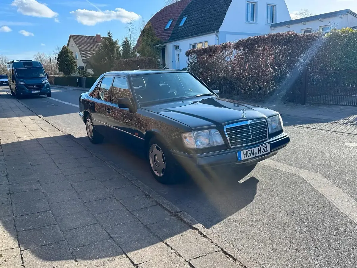 Gebraucht Mercedes E220 150 PS (110 kW) 1994 Blau Limousine