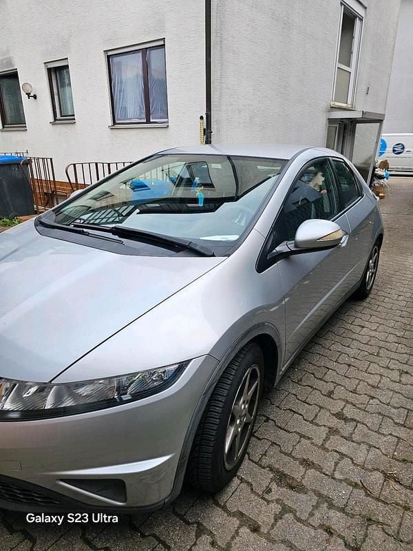 Grau Gebraucht 2007 Honda Civic Limousine | 3.900 € (Fairer Preis) - Bild 1/4