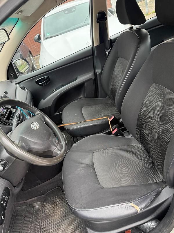 Grau Gebraucht 2011 Hyundai i10 Kleinwagen | 800 € (Superpreis) - Bild 1/4