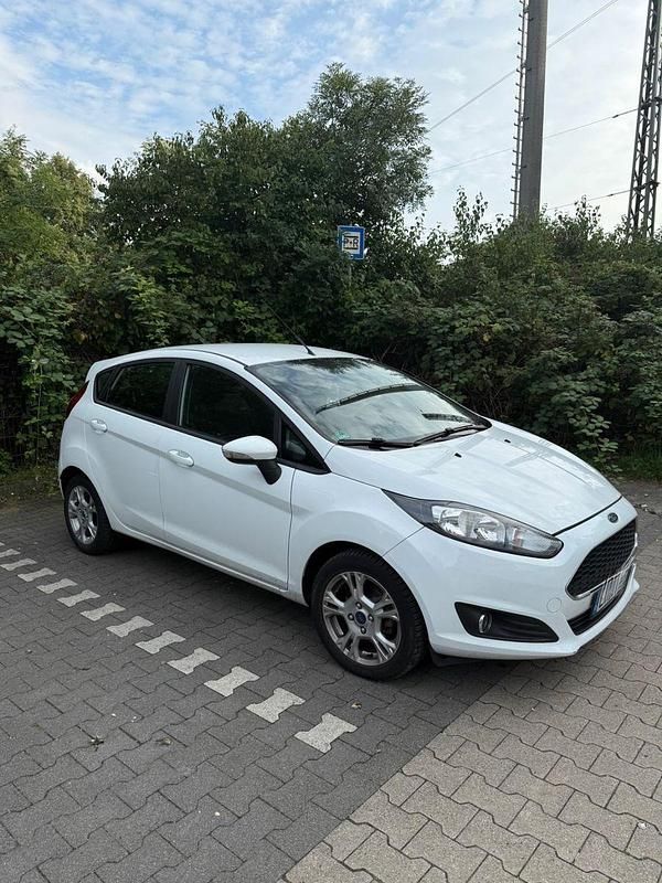 Weiß Gebraucht 2015 Ford Fiesta SYNC Edition Kleinwagen | 5.800 € (Guter Preis) - Bild 1/4
