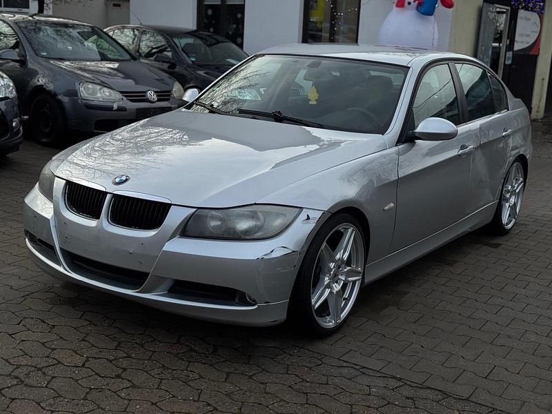 Blau Gebraucht 2006 BMW 318 Limousine | 1.800 € (Superpreis) - Bild 1/4