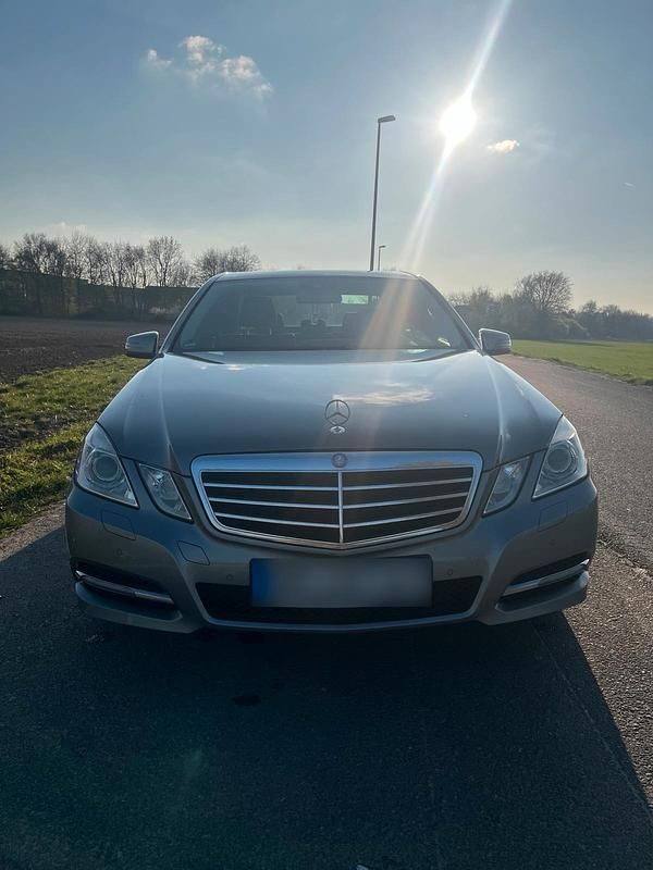 Gebraucht Mercedes E200 Avantgarde 131 PS (96 kW) 2012 Grau Limousine