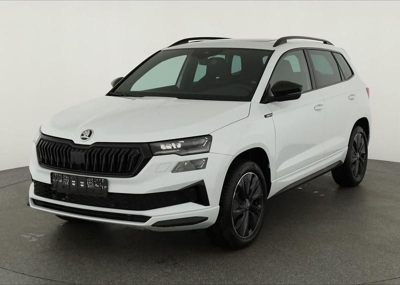 Moon weiss metallic Neu 2025 Skoda Karoq SportLine SUV | 43.495 € (Etwas zu teuer) - Bild 1/4