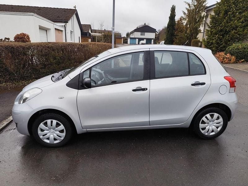 Gebraucht Toyota Yaris Cool 69 PS (50 kW) 2010 Silber Kleinwagen