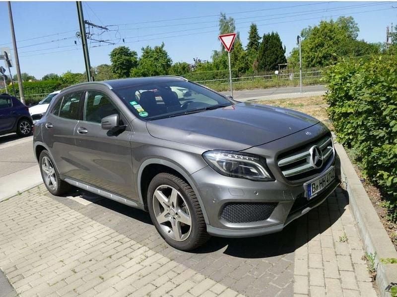 Grau Gebraucht 2016 Mercedes GLA200 AMG line SUV | 18.000 € (Guter Preis) - Bild 1/3