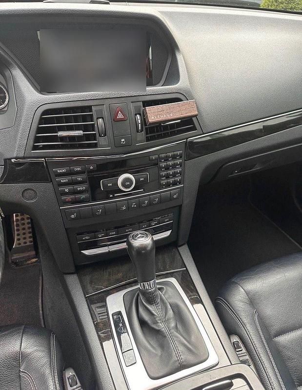 Gebraucht Mercedes E200 AMG line 184 PS (135 kW) 2012 Schwarz Cabrio