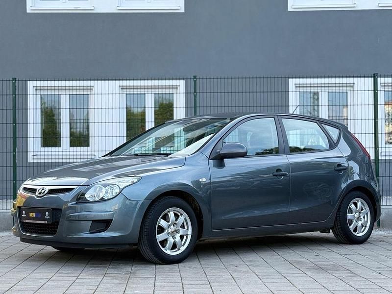 Grau Gebraucht 2009 Hyundai i30 Comfort Limousine | 3.490 € (Fairer Preis) - Bild 1/4