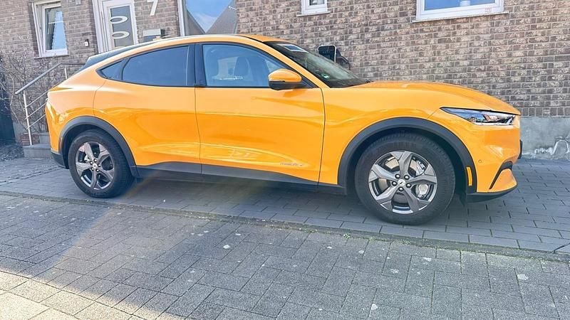 Gebraucht Ford Mustang Mach-E Premium 216 kW (294 PS) 2023 Gelb SUV