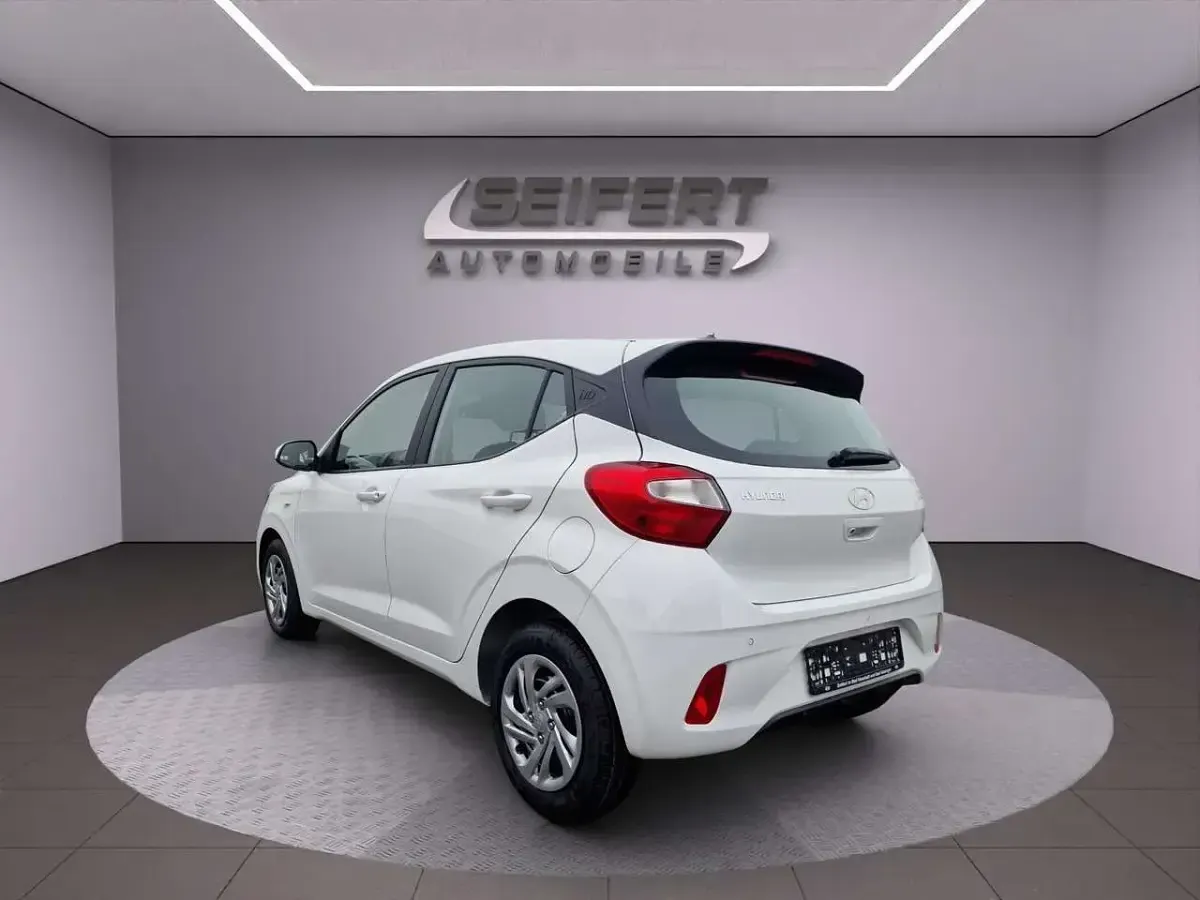 Gebraucht Hyundai i10 Select 63 PS (46 kW) 2024 Atlas white / sol Kleinwagen